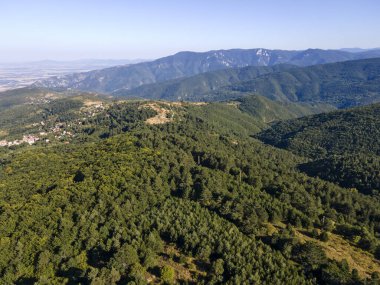 Bulgaristan 'ın Filibe Bölgesi Yavrovo köyü yakınlarındaki Rodopes Dağı' nın hava manzarası
