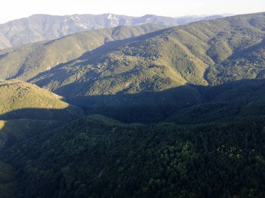 Bulgaristan 'ın Filibe Bölgesi Yavrovo köyü yakınlarındaki Rodopes Dağı' nın hava manzarası