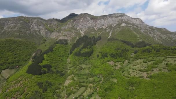 ブルガリア バルカン山脈 ヴラツァ地方 オチンドール村付近のイスカル川渓谷の空中写真 — ストック動画