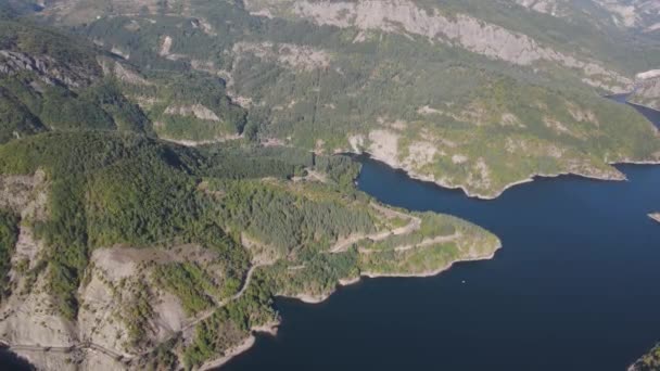保加利亚罗德普山脉Borovitsa水库惊人的空中景观 — 图库视频影像