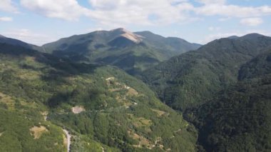 Bulgaristan 'ın Sveshtnik zirvesi yakınlarındaki Pirin Dağı' nın şaşırtıcı hava manzarası
