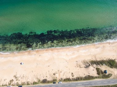 Bulgaristan 'ın Burgaz Bölgesi' nin Dyuni tatil beldesi yakınlarındaki The Driver Beach 'in hava manzarası