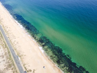 Bulgaristan 'ın Burgaz Bölgesi' nin Dyuni tatil beldesi yakınlarındaki The Driver Beach 'in hava manzarası
