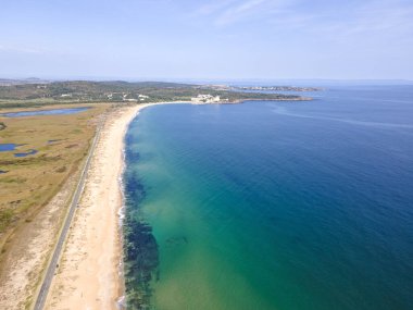 Bulgaristan 'ın Burgaz Bölgesi' nin Dyuni tatil beldesi yakınlarındaki The Driver Beach 'in hava manzarası
