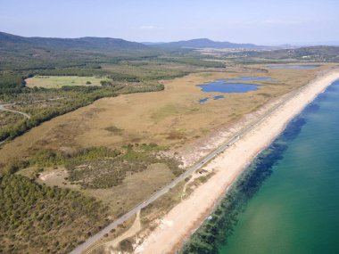 Bulgaristan 'ın Burgaz Bölgesi' nin Dyuni tatil beldesi yakınlarındaki The Driver Beach 'in hava manzarası