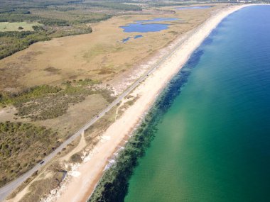 Bulgaristan 'ın Burgaz Bölgesi' nin Dyuni tatil beldesi yakınlarındaki The Driver Beach 'in hava manzarası