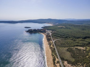 Bulgaristan 'ın Burgaz Bölgesi' nin Dyuni tatil beldesi yakınlarındaki The Driver Beach 'in hava manzarası