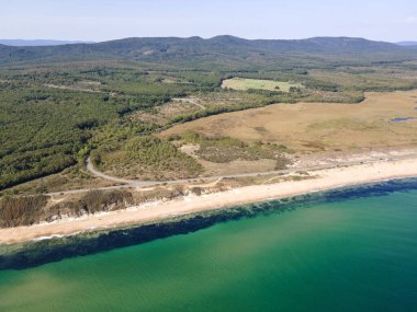 Bulgaristan 'ın Burgaz Bölgesi' nin Dyuni tatil beldesi yakınlarındaki The Driver Beach 'in hava manzarası