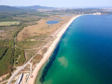 Bulgaristan 'ın Burgaz Bölgesi' nin Dyuni tatil beldesi yakınlarındaki The Driver Beach 'in hava manzarası