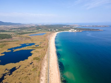 Bulgaristan 'ın Burgaz Bölgesi' nin Dyuni tatil beldesi yakınlarındaki The Driver Beach 'in hava manzarası