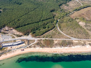 Bulgaristan 'ın Burgaz Bölgesi' nin Dyuni tatil beldesi yakınlarındaki The Driver Beach 'in hava manzarası