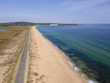 Bulgaristan 'ın Burgaz Bölgesi' nin Dyuni tatil beldesi yakınlarındaki The Driver Beach 'in hava manzarası