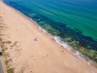 Bulgaristan 'ın Burgaz Bölgesi' nin Dyuni tatil beldesi yakınlarındaki The Driver Beach 'in hava manzarası