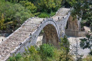 Pindus Dağları 'ndaki Ortaçağ Plakidas (Kalogeriko) Köprüsü, Zagori, Epirus, Yunanistan