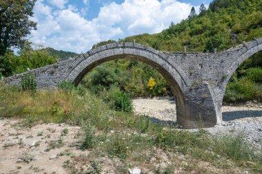 Pindus Dağları 'ndaki Ortaçağ Plakidas (Kalogeriko) Köprüsü, Zagori, Epirus, Yunanistan