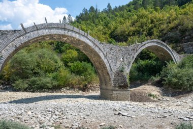 Pindus Dağları 'ndaki Ortaçağ Plakidas (Kalogeriko) Köprüsü, Zagori, Epirus, Yunanistan