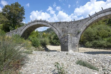 Pindus Dağları 'ndaki Ortaçağ Plakidas (Kalogeriko) Köprüsü, Zagori, Epirus, Yunanistan