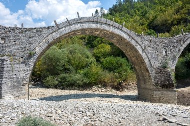 Pindus Dağları 'ndaki Ortaçağ Plakidas (Kalogeriko) Köprüsü, Zagori, Epirus, Yunanistan