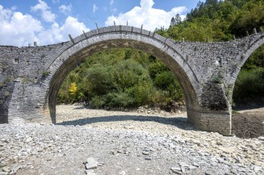 Pindus Dağları 'ndaki Ortaçağ Plakidas (Kalogeriko) Köprüsü, Zagori, Epirus, Yunanistan