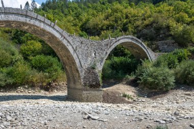 Pindus Dağları 'ndaki Ortaçağ Plakidas (Kalogeriko) Köprüsü, Zagori, Epirus, Yunanistan