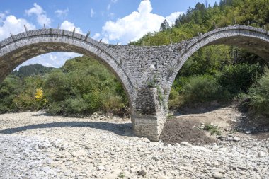 Pindus Dağları 'ndaki Ortaçağ Plakidas (Kalogeriko) Köprüsü, Zagori, Epirus, Yunanistan