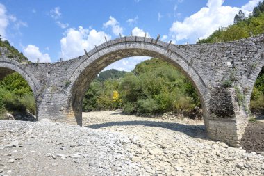 Pindus Dağları 'ndaki Ortaçağ Plakidas (Kalogeriko) Köprüsü, Zagori, Epirus, Yunanistan