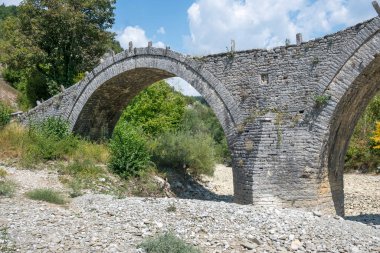 Pindus Dağları 'ndaki Ortaçağ Plakidas (Kalogeriko) Köprüsü, Zagori, Epirus, Yunanistan