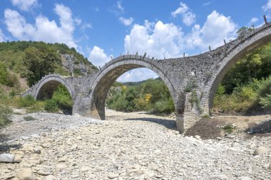 Pindus Dağları 'ndaki Ortaçağ Plakidas (Kalogeriko) Köprüsü, Zagori, Epirus, Yunanistan