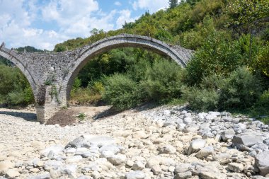 Pindus Dağları 'ndaki Ortaçağ Plakidas (Kalogeriko) Köprüsü, Zagori, Epirus, Yunanistan