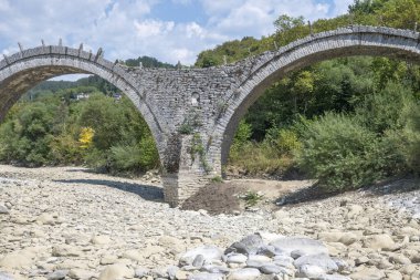 Pindus Dağları 'ndaki Ortaçağ Plakidas (Kalogeriko) Köprüsü, Zagori, Epirus, Yunanistan