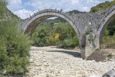 Pindus Dağları 'ndaki Ortaçağ Plakidas (Kalogeriko) Köprüsü, Zagori, Epirus, Yunanistan