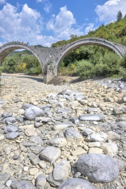 Pindus Dağları 'ndaki Ortaçağ Plakidas (Kalogeriko) Köprüsü, Zagori, Epirus, Yunanistan