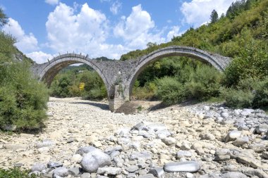 Pindus Dağları 'ndaki Ortaçağ Plakidas (Kalogeriko) Köprüsü, Zagori, Epirus, Yunanistan