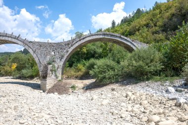 Pindus Dağları 'ndaki Ortaçağ Plakidas (Kalogeriko) Köprüsü, Zagori, Epirus, Yunanistan