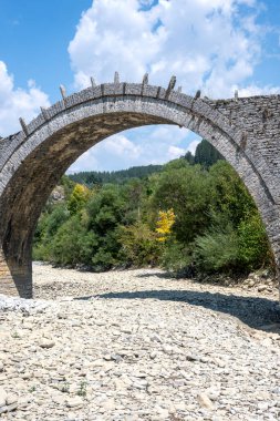 Pindus Dağları 'ndaki Ortaçağ Plakidas (Kalogeriko) Köprüsü, Zagori, Epirus, Yunanistan