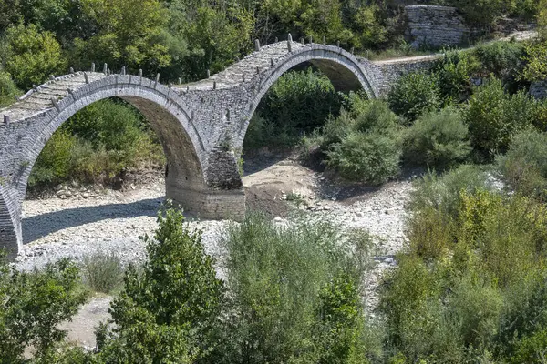 Increíble Vista Del Puente Medieval Plakidas Kalogeriko Las Montañas Pindus —  Fotos de Stock