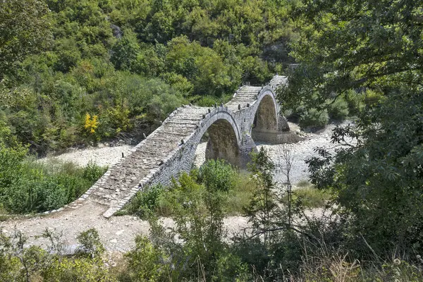 Increíble Vista Del Puente Medieval Plakidas Kalogeriko Las Montañas Pindus —  Fotos de Stock