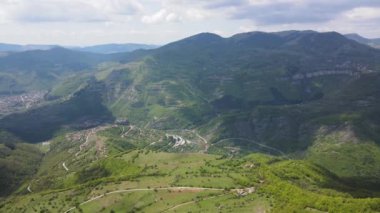 Bulgaristan 'ın Balkan Dağları' nın Bov köyü yakınlarındaki İskar boğazının şaşırtıcı hava manzarası