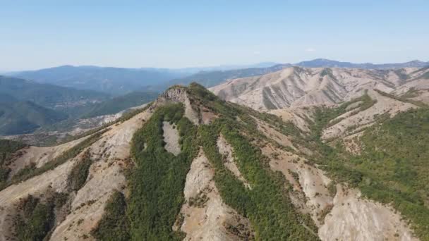 Αεροφωτογραφία Της Κορυφής Kazanla Radimar Στα Βουνά Της Ροδόπης Περιοχή — Αρχείο Βίντεο