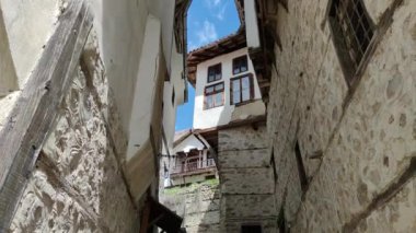 Bulgaristan 'ın Blagoevgrad bölgesinin tarihi Melnik kentinde tipik sokak ve eski evler