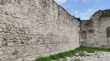 Bulgaristan 'ın Blagoevgrad bölgesinin tarihi Melnik kentinde tipik sokak ve eski evler