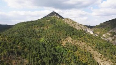 Bulgaristan 'ın Pernik Bölgesi, Tran Matterhorn olarak bilinen Greben Dağı' ndaki Dragovski kamak Tepesinin İnanılmaz Sonbahar Manzarası