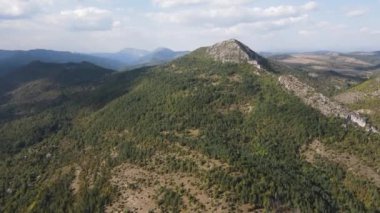 Bulgaristan 'ın Pernik Bölgesi, Tran Matterhorn olarak bilinen Greben Dağı' ndaki Dragovski kamak Tepesinin İnanılmaz Sonbahar Manzarası