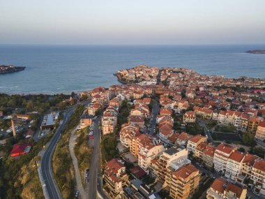 Bulgaristan 'ın Burgaz Bölgesi' nin eski Sozopol kentinin hava gün batımı manzarası