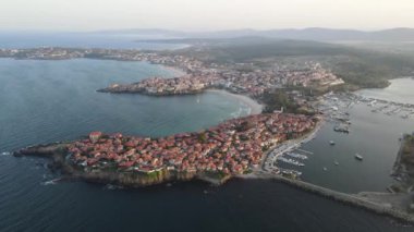 Bulgaristan 'ın Burgaz Bölgesi' nin eski Sozopol kentinin hava gün batımı manzarası