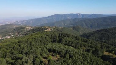 Bulgaristan 'ın Filibe Bölgesi Yavrovo köyü yakınlarındaki Rodopes Dağı' nın hava manzarası