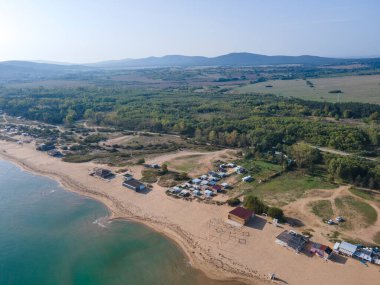 Bulgaristan 'ın Burgaz Bölgesi' nin Sozopol kasabası yakınlarındaki Gradina (Bahçe) plajının havadan manzarası