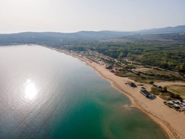 Bulgaristan 'ın Burgaz Bölgesi' nin Sozopol kasabası yakınlarındaki Gradina (Bahçe) plajının havadan manzarası