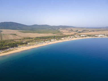Bulgaristan 'ın Burgaz Bölgesi' nin Sozopol kasabası yakınlarındaki Gradina (Bahçe) plajının havadan manzarası