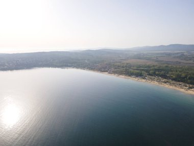 Bulgaristan 'ın Burgaz Bölgesi' nin Sozopol kasabası yakınlarındaki Gradina (Bahçe) plajının havadan manzarası